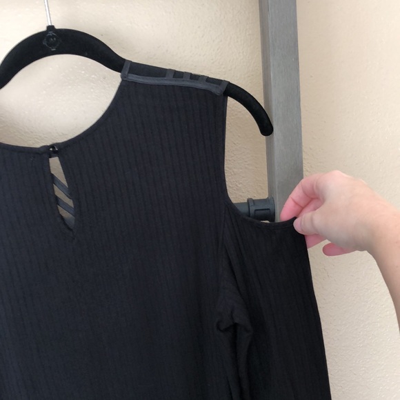 NWOT Long Sleeved Cold Shoulder Top - Picture 6 of 6